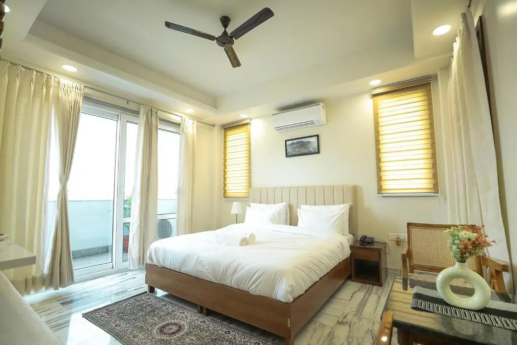Spacious Executive Suite With Bathtub & Balcony Gurgáon Indie