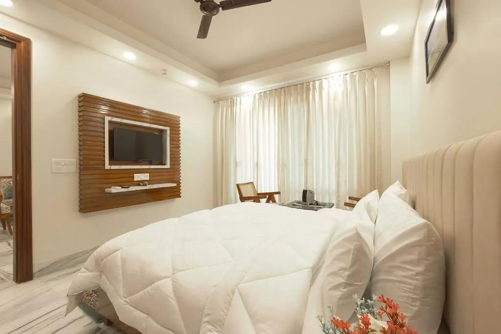 Spacious Executive Suite With Bathtub & Balcony Gurgáon Apartmán