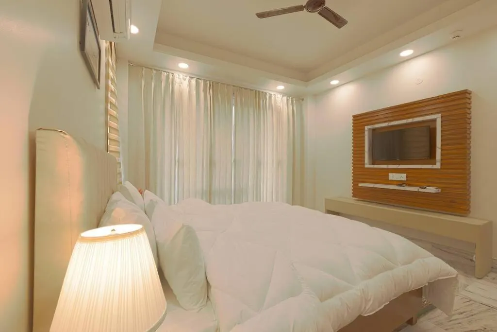 Spacious Executive Suite With Bathtub & Balcony Gurgáon