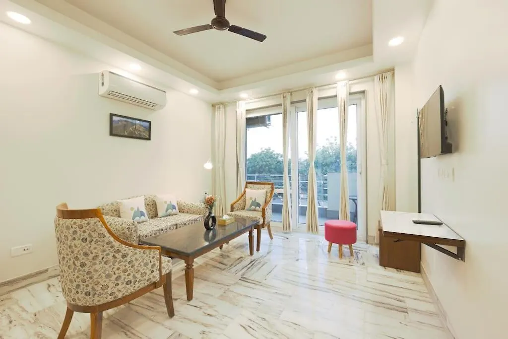 Spacious Executive Suite With Bathtub & Balcony Gurgáon
